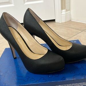 Jessica Simpson Black Platform Heels snakeskin like material size 8.5